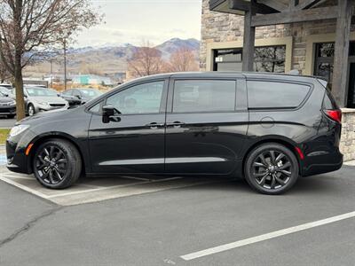 2020 Chrysler Pacifica Touring S Black Noise Pkg   - Photo 2 - North Logan, UT 84341