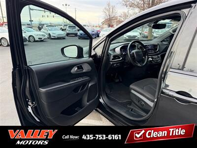 2020 Chrysler Pacifica Touring S Black Noise Pkg   - Photo 11 - North Logan, UT 84341