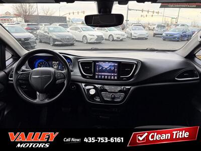 2020 Chrysler Pacifica Touring S Black Noise Pkg   - Photo 13 - North Logan, UT 84341