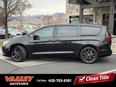 2020 Chrysler Pacifica Touring S Black Noise Pkg   - Photo 2 - North Logan, UT 84341
