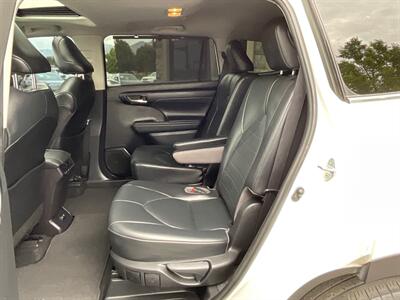 2021 Toyota Highlander XLE   - Photo 9 - North Logan, UT 84341