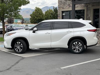 2021 Toyota Highlander XLE   - Photo 2 - North Logan, UT 84341
