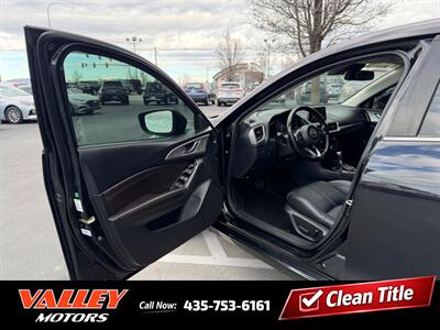 2018 Mazda MAZDA3 Touring   - Photo 8 - North Logan, UT 84341