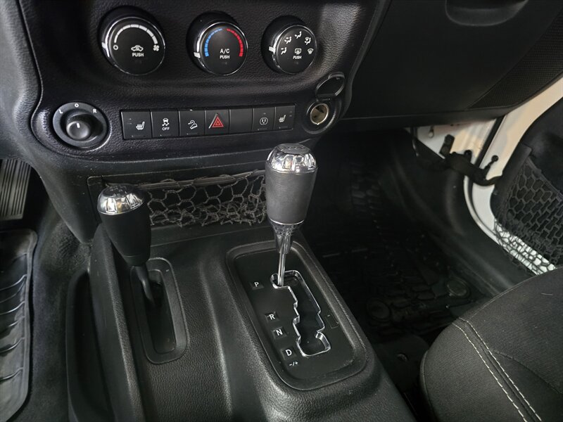 2015 Jeep Wrangler Sahara 4DR SUV 4X4 - Photo 19 - Hamilton, OH 45015