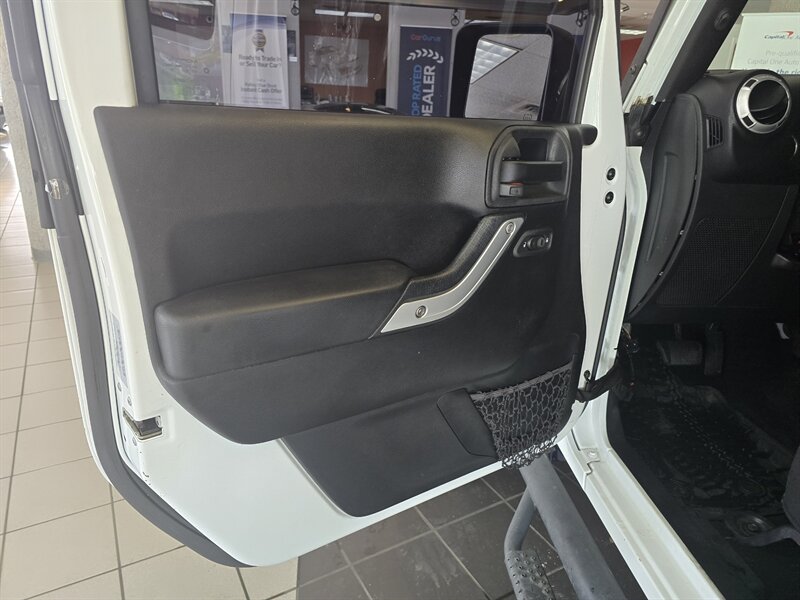 2015 Jeep Wrangler Sahara 4DR SUV 4X4 - Photo 7 - Hamilton, OH 45015