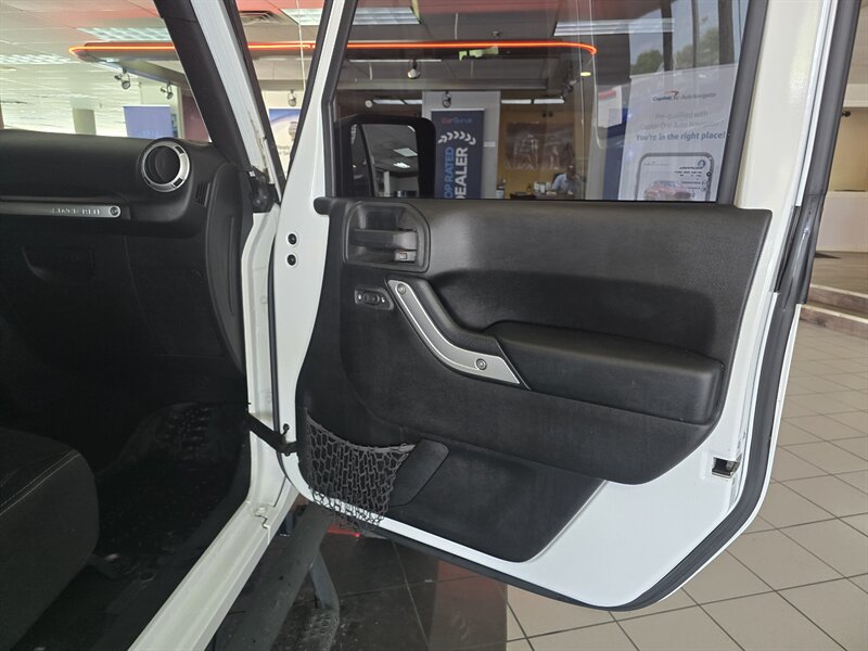 2015 Jeep Wrangler Sahara 4DR SUV 4X4 - Photo 12 - Hamilton, OH 45015