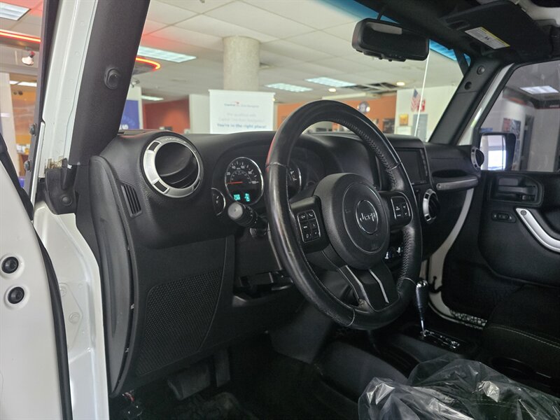 2015 Jeep Wrangler Sahara 4DR SUV 4X4 - Photo 8 - Hamilton, OH 45015
