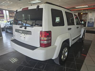 2012 Jeep Liberty Sport 4DR SUV 4X4   - Photo 4 - Hamilton, OH 45015