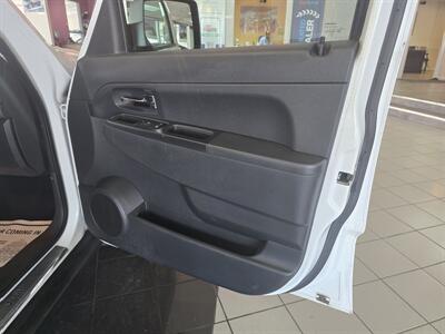 2012 Jeep Liberty Sport 4DR SUV 4X4   - Photo 12 - Hamilton, OH 45015