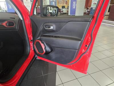 2020 Jeep Renegade Trailhawk 4DR SUV 4X4   - Photo 12 - Hamilton, OH 45015