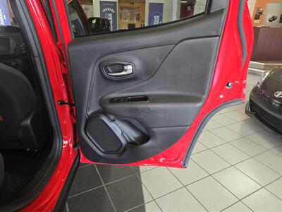 2020 Jeep Renegade Trailhawk 4DR SUV 4X4   - Photo 14 - Hamilton, OH 45015
