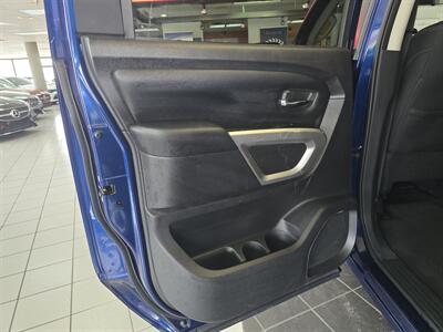 2019 Nissan Titan SV CREW CAB4X4   - Photo 9 - Hamilton, OH 45015