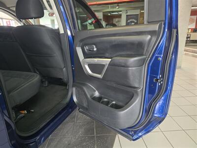 2019 Nissan Titan SV CREW CAB4X4   - Photo 14 - Hamilton, OH 45015