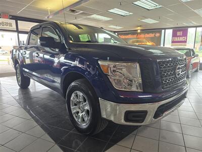 2019 Nissan Titan SV CREW CAB4X4   - Photo 3 - Hamilton, OH 45015