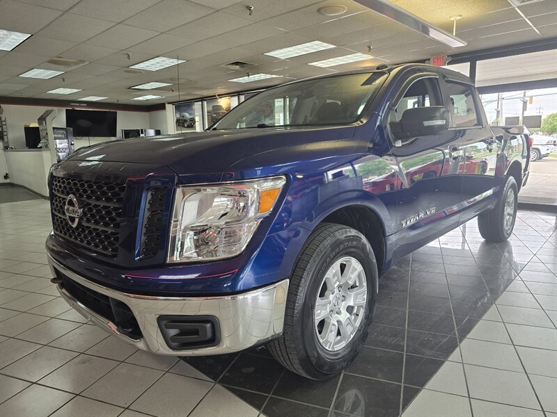 2019 Nissan Titan SV CREW CAB4X4   - Photo 1 - Hamilton, OH 45015