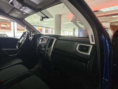 2019 Nissan Titan SV CREW CAB4X4   - Photo 12 - Hamilton, OH 45015