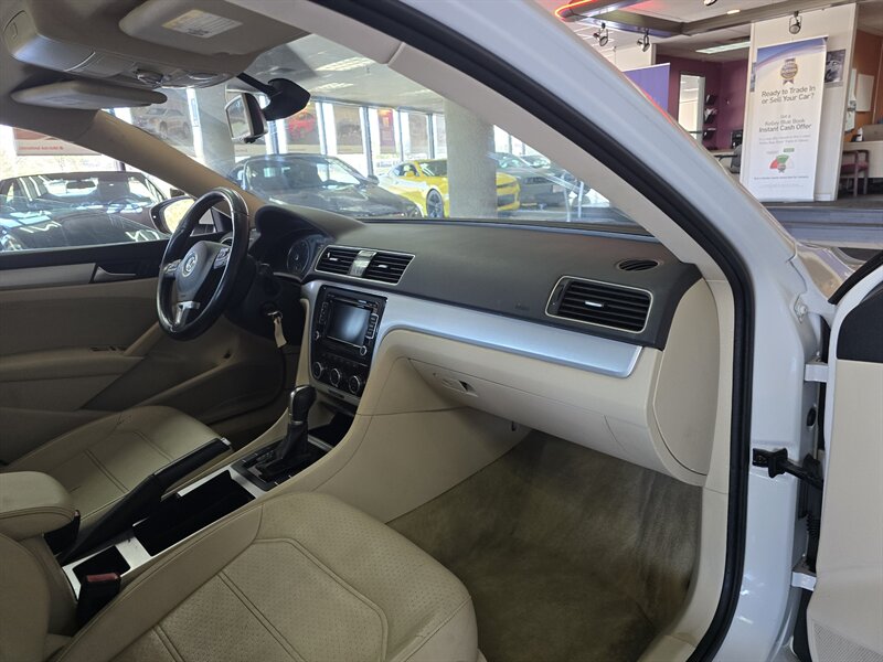 2012 Volkswagen Passat SE PZEV 4DR SEDAN - Photo 13 - Hamilton, OH 45015