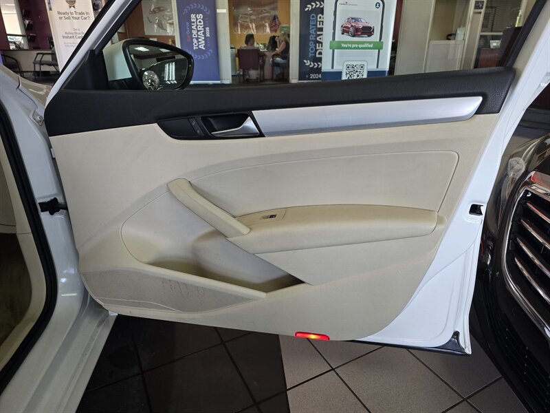 2012 Volkswagen Passat SE PZEV 4DR SEDAN - Photo 12 - Hamilton, OH 45015