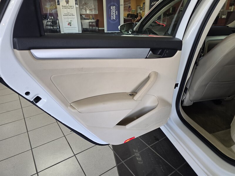 2012 Volkswagen Passat SE PZEV 4DR SEDAN - Photo 10 - Hamilton, OH 45015