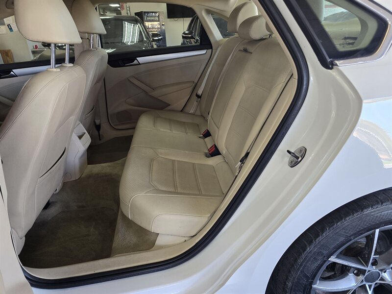 2012 Volkswagen Passat SE PZEV 4DR SEDAN - Photo 11 - Hamilton, OH 45015