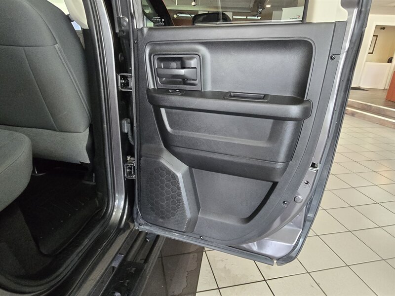 2014 RAM 1500 Express 4DR QUAD CAB 4X4 - Photo 15 - Hamilton, OH 45015