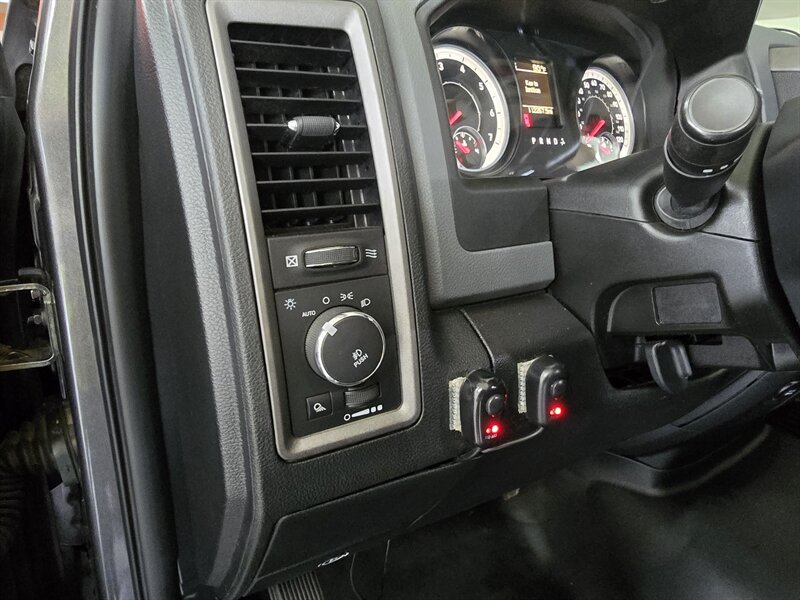 2014 RAM 1500 Express 4DR QUAD CAB 4X4 - Photo 18 - Hamilton, OH 45015
