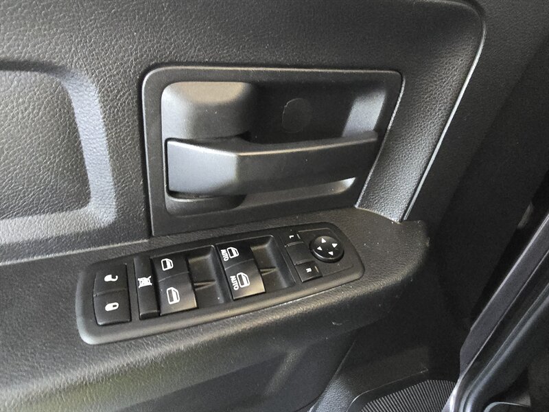 2014 RAM 1500 Express 4DR QUAD CAB 4X4 - Photo 17 - Hamilton, OH 45015