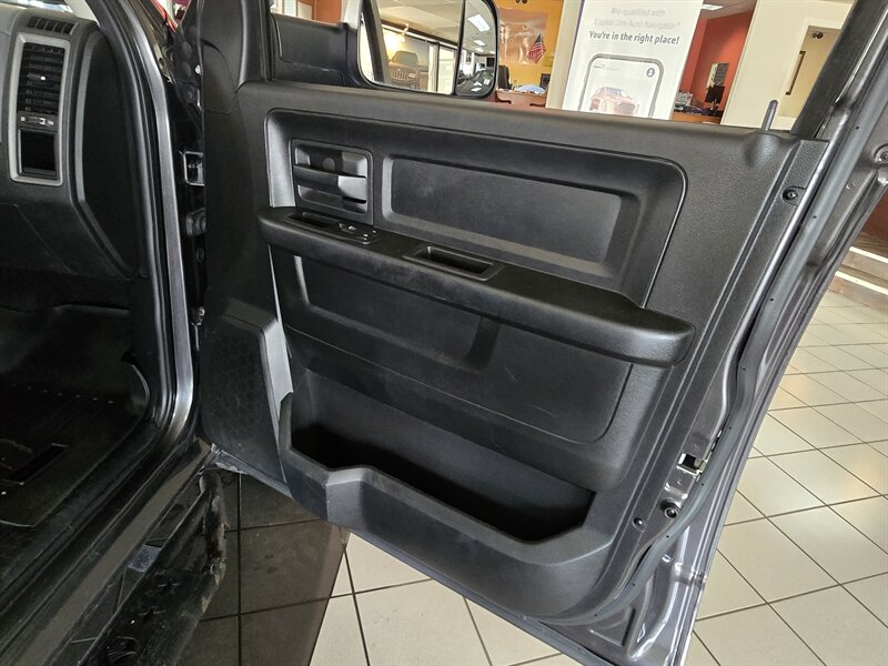 2014 RAM 1500 Express 4DR QUAD CAB 4X4 - Photo 12 - Hamilton, OH 45015