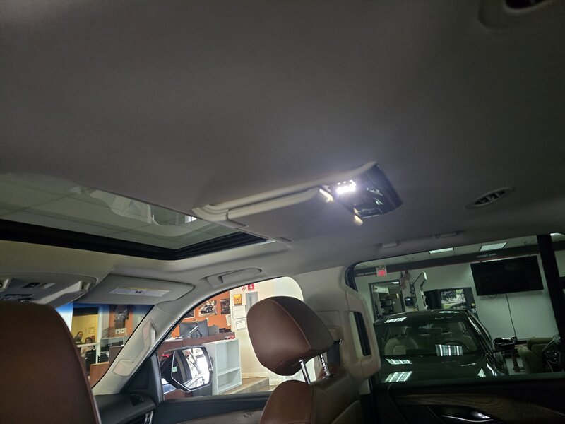 2018 Cadillac Escalade Premium Luxury - Photo 13 - Hamilton, OH 45015
