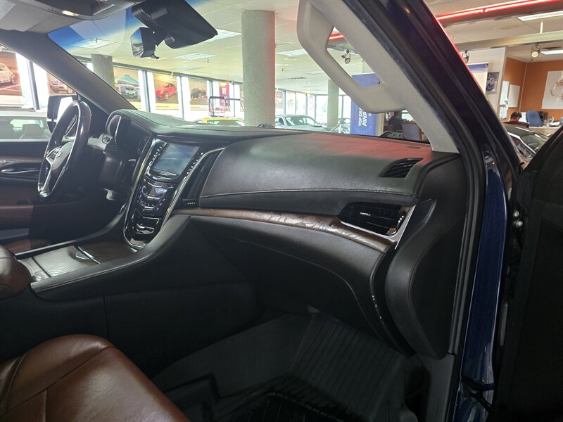 2018 Cadillac Escalade Premium Luxury - Photo 15 - Hamilton, OH 45015