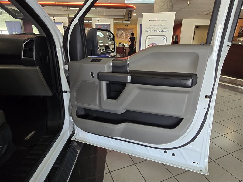 2016 Ford F-150 XLT SUPER CREW 4X4 - Photo 12 - Hamilton, OH 45015
