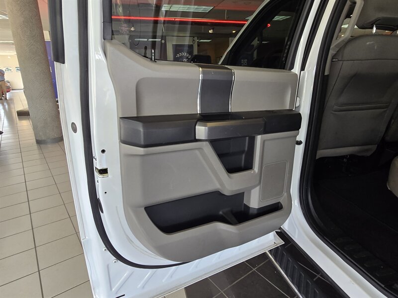 2016 Ford F-150 XLT SUPER CREW 4X4 - Photo 10 - Hamilton, OH 45015