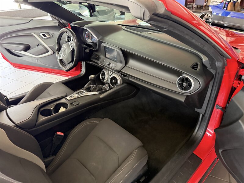 2016 Chevrolet Camaro LT 2DR CONVERTIBLE - Photo 23 - Hamilton, OH 45015