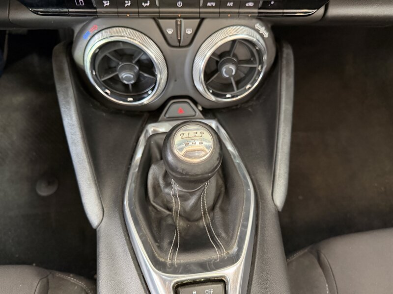 2016 Chevrolet Camaro LT 2DR CONVERTIBLE - Photo 17 - Hamilton, OH 45015