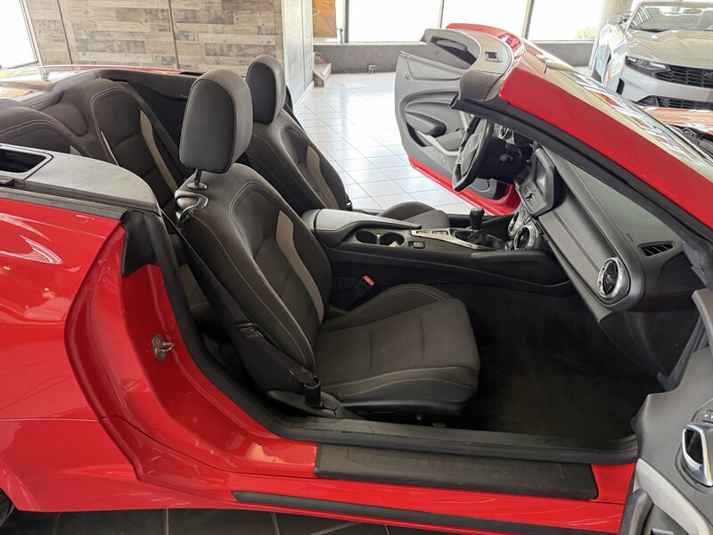 2016 Chevrolet Camaro LT 2DR CONVERTIBLE - Photo 19 - Hamilton, OH 45015