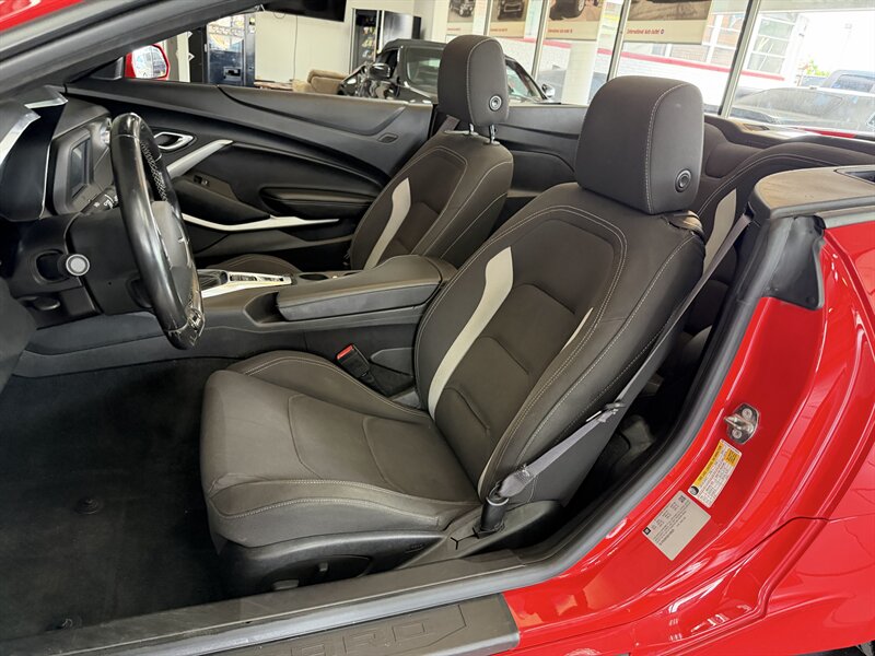 2016 Chevrolet Camaro LT 2DR CONVERTIBLE - Photo 12 - Hamilton, OH 45015