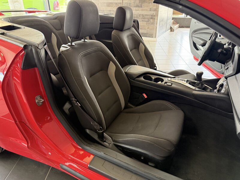 2016 Chevrolet Camaro LT 2DR CONVERTIBLE - Photo 24 - Hamilton, OH 45015