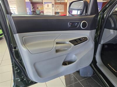 2014 Toyota Tacoma V6  4DR CREW CAB 4X4   - Photo 7 - Hamilton, OH 45015