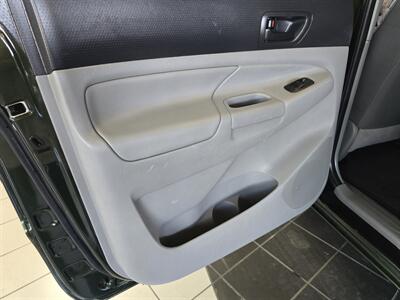 2014 Toyota Tacoma V6  4DR CREW CAB 4X4   - Photo 10 - Hamilton, OH 45015
