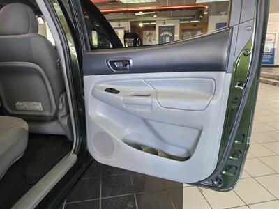 2014 Toyota Tacoma V6  4DR CREW CAB 4X4   - Photo 15 - Hamilton, OH 45015