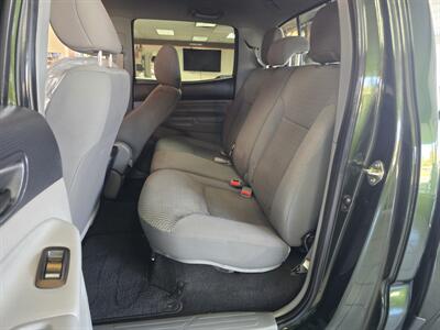 2014 Toyota Tacoma V6  4DR CREW CAB 4X4   - Photo 11 - Hamilton, OH 45015