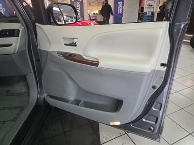 2011 Toyota Sienna XLE 8-Passenger 4DR MINI-VAN   - Photo 14 - Hamilton, OH 45015