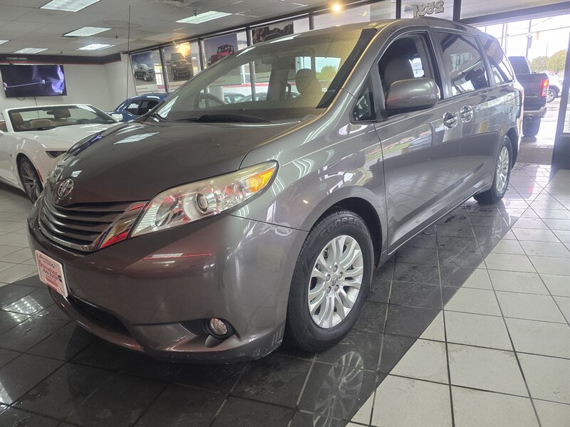 2011 Toyota Sienna XLE 8-Passenger 4DR MINI-VAN   - Photo 1 - Hamilton, OH 45015