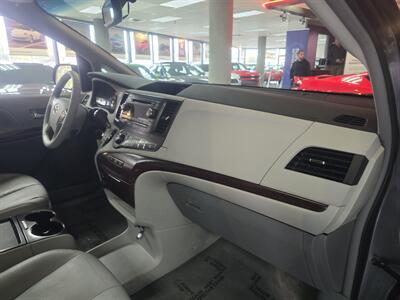 2011 Toyota Sienna XLE 8-Passenger 4DR MINI-VAN   - Photo 15 - Hamilton, OH 45015