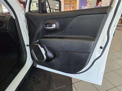 2023 Jeep Renegade Latitude 4DR SUV 4X4   - Photo 12 - Hamilton, OH 45015