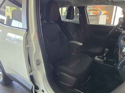 2023 Jeep Renegade Latitude 4DR SUV 4X4   - Photo 14 - Hamilton, OH 45015