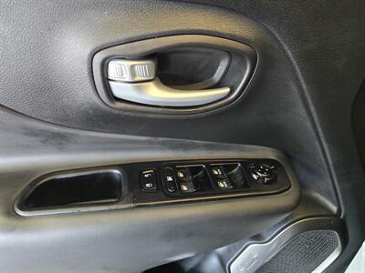 2023 Jeep Renegade Latitude 4DR SUV 4X4   - Photo 16 - Hamilton, OH 45015