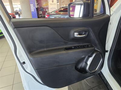 2023 Jeep Renegade Latitude 4DR SUV 4X4   - Photo 7 - Hamilton, OH 45015