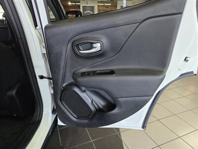2023 Jeep Renegade Latitude 4DR SUV 4X4   - Photo 15 - Hamilton, OH 45015