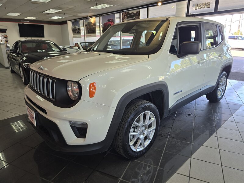 2023 Jeep Renegade Latitude 4DR SUV 4X4 - Photo 1 - Hamilton, OH 45015